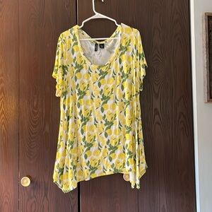 Cynthia Rowley short sleeved white top decorated with lemons. Size 2X